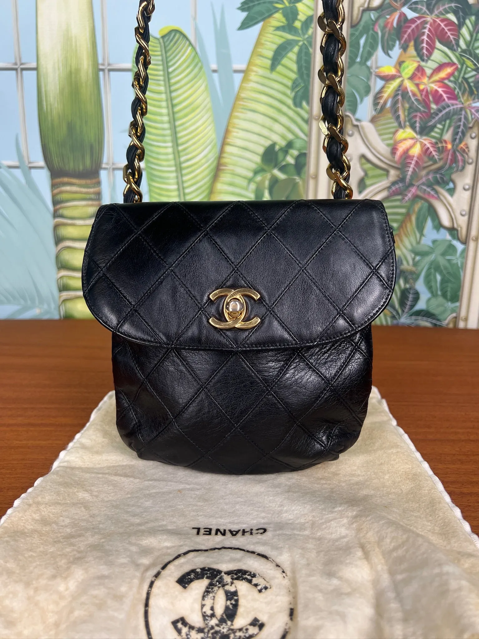 Chanel leather waist bag black/gold