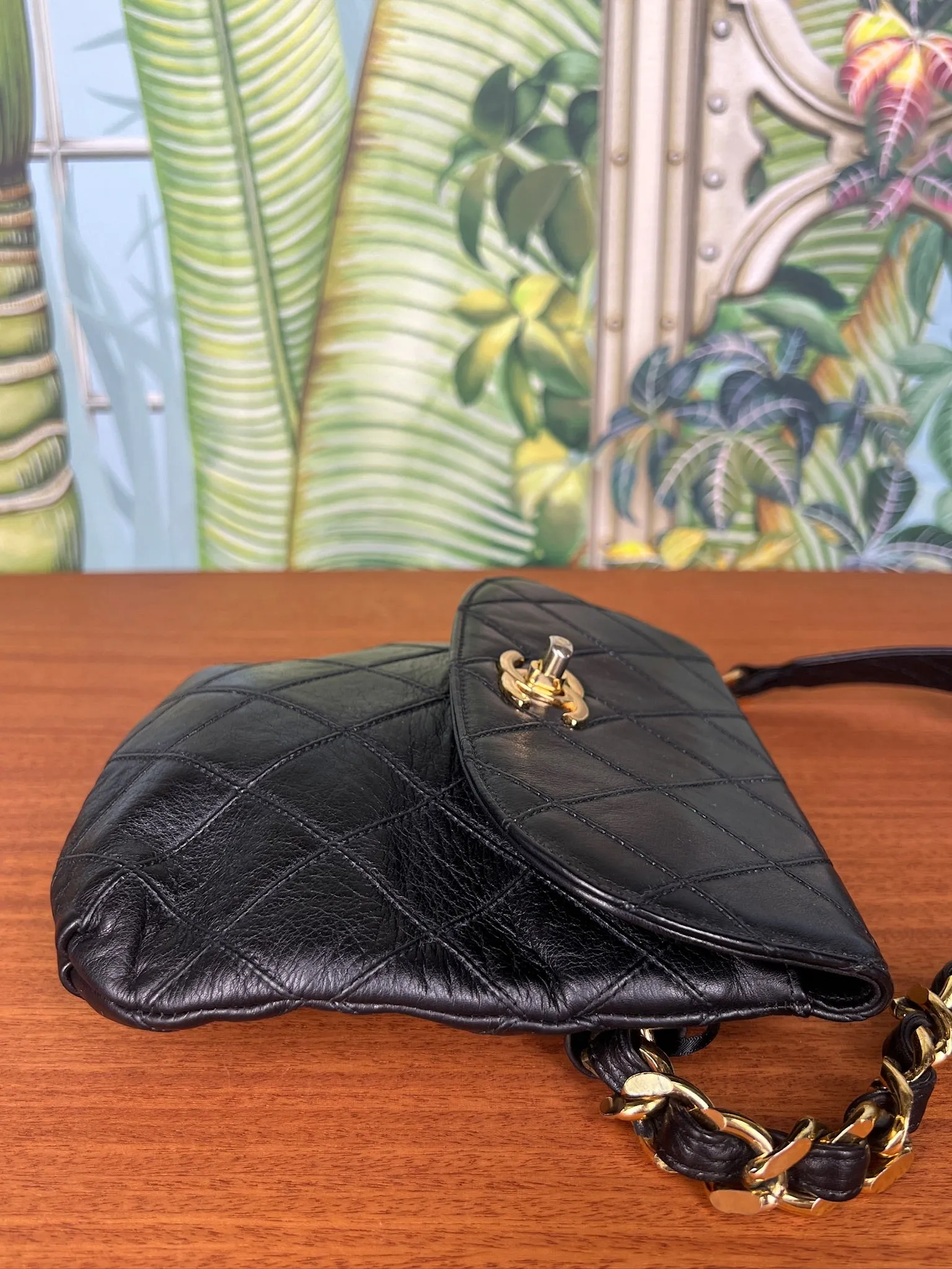 Chanel leather waist bag black/gold
