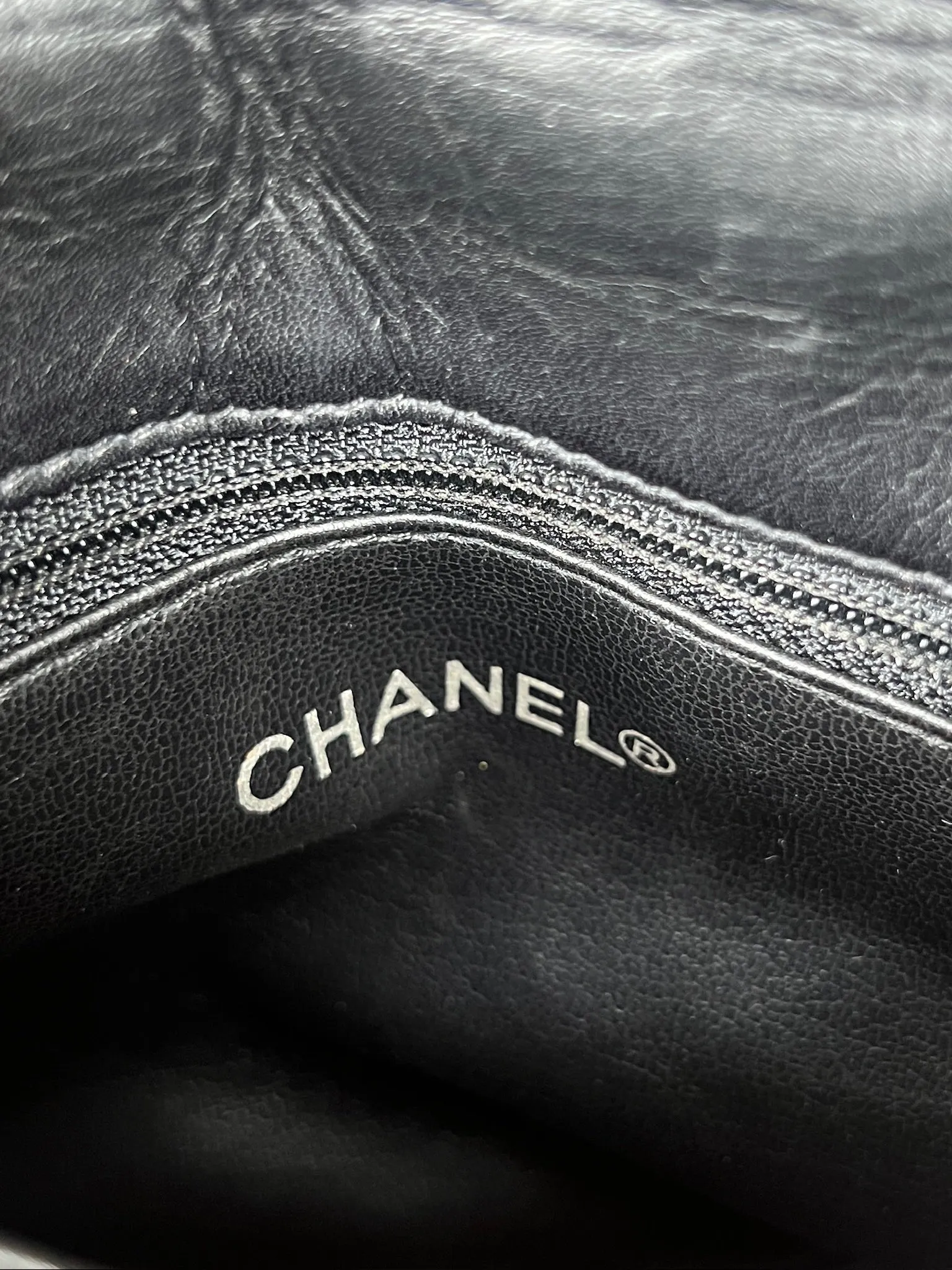 Chanel leather waist bag black/gold