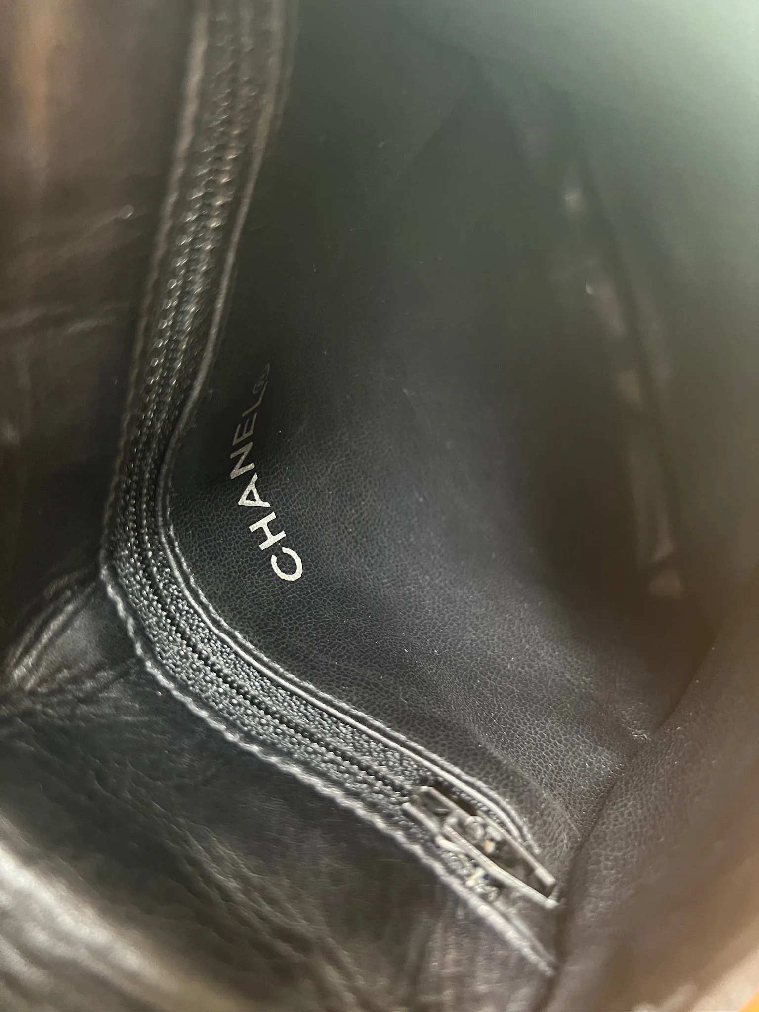 Chanel leather waist bag black/gold