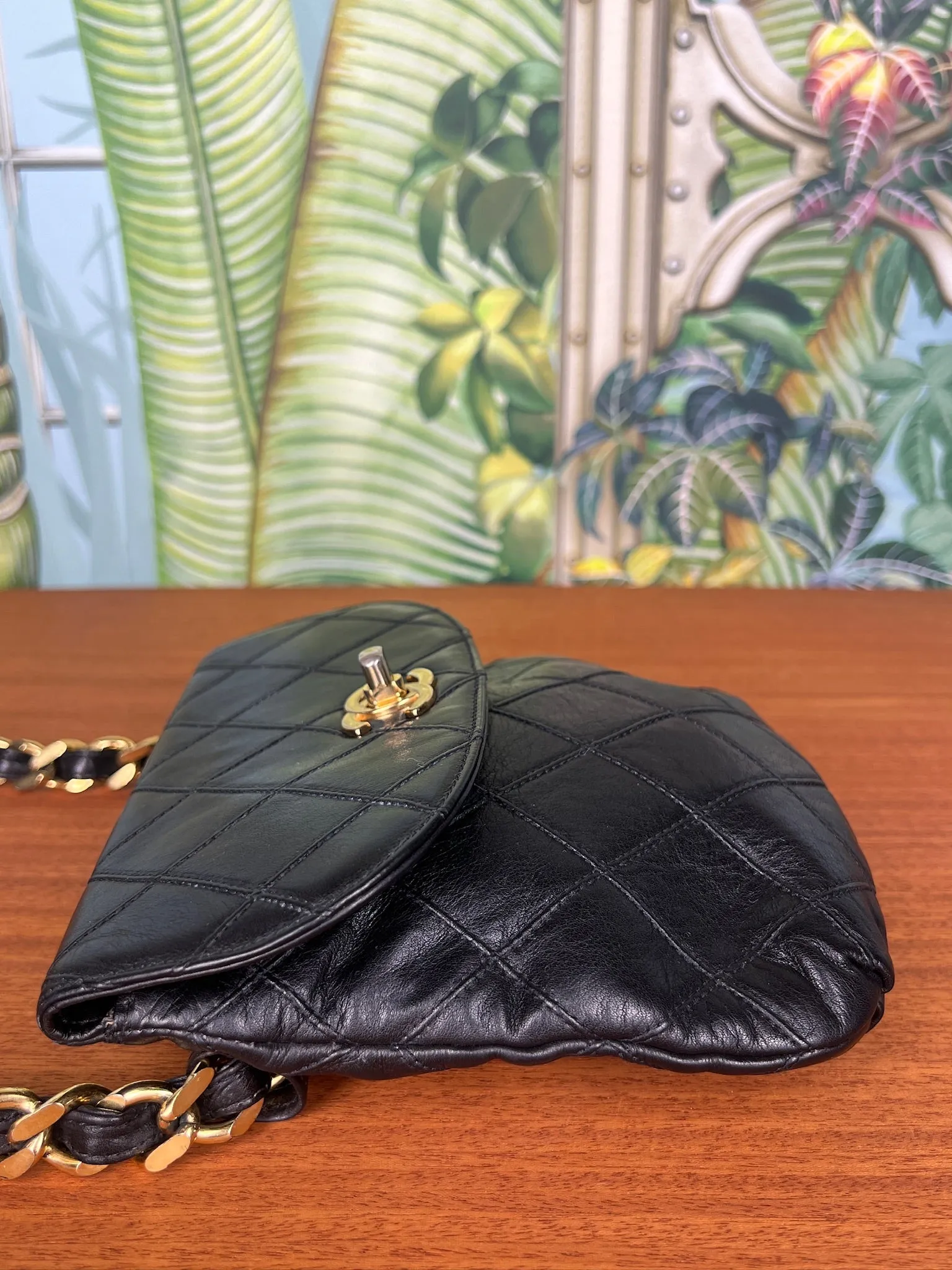 Chanel leather waist bag black/gold