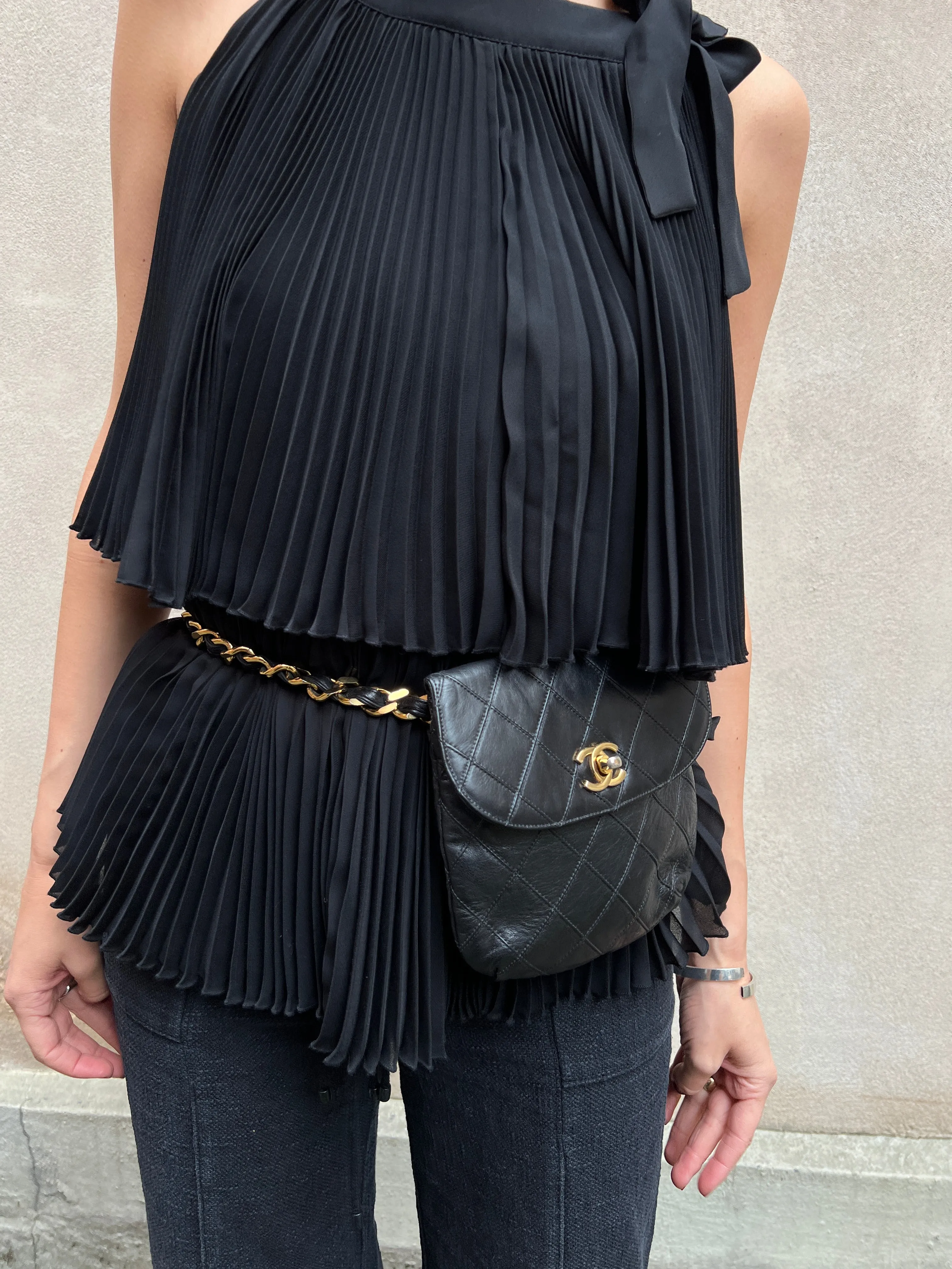 Chanel leather waist bag black/gold
