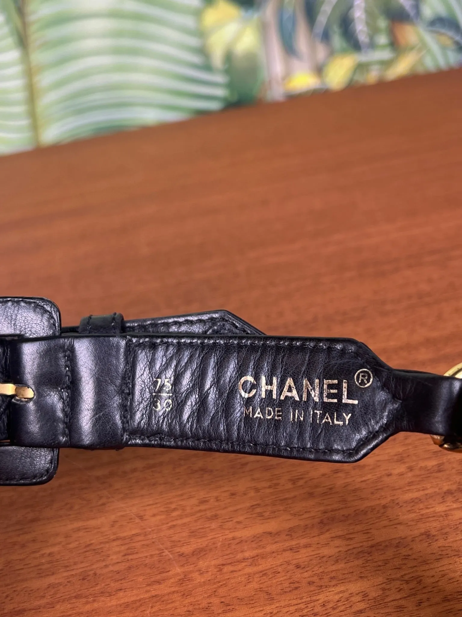 Chanel leather waist bag black/gold